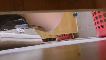 厕所偷窥小美眉 尿尿完抠逼自慰 这时候是不是应该来一嗓子？ - 私房ACG - sifacg.com