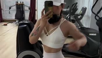 感觉这条白短裤已经薄和透到极限了，很容易被人视奸 - 私房ACG - sifacg.com