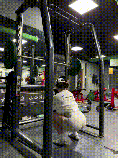 感觉这条白短裤已经薄和透到极限了，很容易被人视奸 动图预览 - 私房ACG - sifacg.com