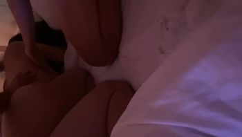 跪着侍候主人，舔主人的脚 - 私房ACG - sifacg.com