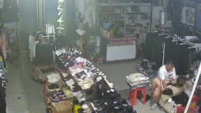服装店监控破解关门后老板娘和收银员偷情 动图预览 - 私房ACG - sifacg.com