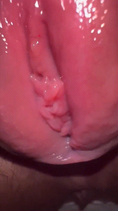 每日免费福利。绝对真实姐弟乱伦，淫荡有趣对白。大床上让姐姐丝足摩擦鸡吧，姐姐犹豫之际直接强上。从床上干到沙发，无套猛肏的姐姐喷水。 动图预览 - 私房ACG - sifacg.com