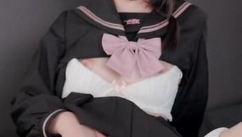 穿著可愛JK制服黑絲的白晢正妹自慰勾引 - 私房ACG - sifacg.com