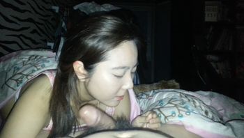 美女吃著男友肉棒時 小狗狗看見主人舔得很開心也一起來舔 - 私房ACG - sifacg.com