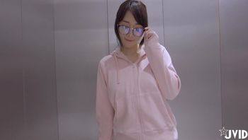 巨乳眼鏡娘被困升降機 悶熱脫衣慘遭猛插 - 私房ACG - sifacg.com