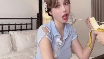 性感網紅辛尤里騷騷旗袍先吃蕉再吃肉棒 被插蕩樣很誘人 - 私房ACG - sifacg.com