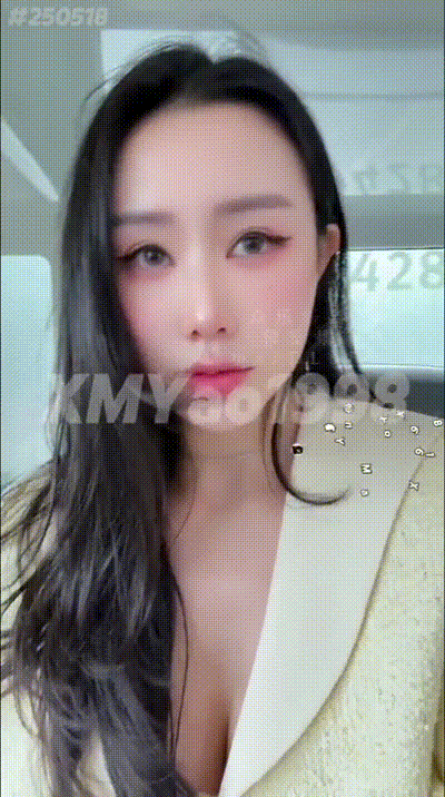 氣質正妹在公車上給男友打手槍非常刺激 动图预览 - 私房ACG - sifacg.com