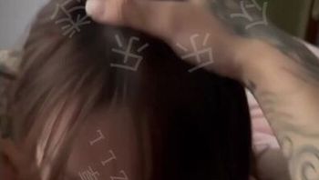 約操膚白紋身美女 一邊拍打屁屁一邊後入 - 私房ACG - sifacg.com