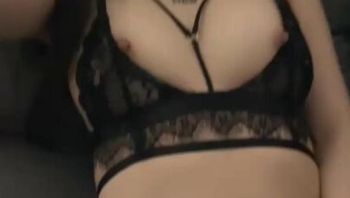 樓梯下傳來淫蕩呻吟聲 發現騷姐姐摳穴 - 私房ACG - sifacg.com