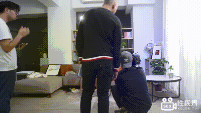 XSJ055 誤認工作人員是女優 一個小誤會發現個小騷貨 动图预览 - 私房ACG - sifacg.com