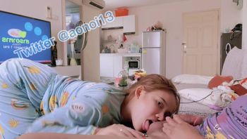 穿著睡衣的可愛女友把玩著肉棒 立即插入她的騷穴 - 私房ACG - sifacg.com