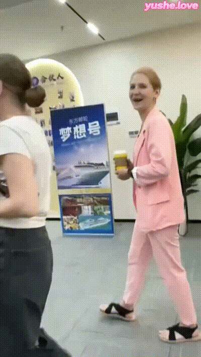 大神以身入局 揭秘中俄浪漫交友团内幕 从7980元足不出境高端选妃 到实战开操腿粗洋妞 全程偷拍曝光 动图预览 - 私房ACG - sifacg.com