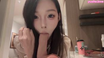 吮吸着粉粉的牛子好想一口吞完 - 私房ACG - sifacg.com