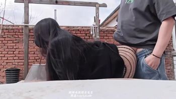 帶女友回老家想找點刺激的在院子開操 剛好鄰居路過 - 私房ACG - sifacg.com