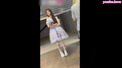 【 漫展抄底 】小萝莉被偷拍裙下风光漫展 闷了一天的小内裤超级香 动图预览 - 私房ACG - sifacg.com