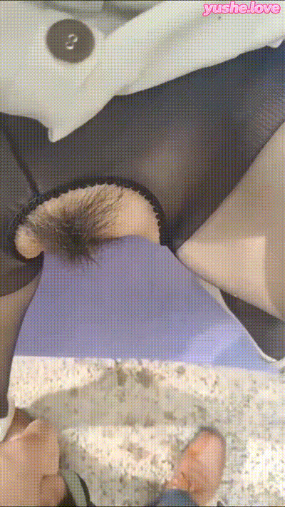 和公公偷摸溜出家门到外面散步，直接在公园内露出勾引公公操逼。 动图预览 - 私房ACG - sifacg.com