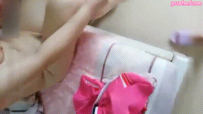 母子乱伦，儿子趁后妈做饭，JB抹上风油精偷袭后入内射。 动图预览 - 私房ACG - sifangacg.com