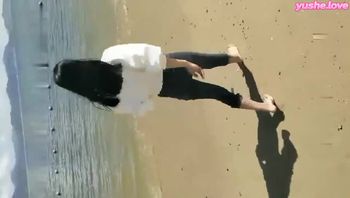 沙滩边露出尿尿，找了个没人的地方口交 - 私房ACG - sifacg.com