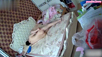 摄像头破解！趁着爸妈不在家哥哥在客厅疯狂操亲生妹妹，直接破处见红！ 动图预览 - 私房ACG - sifangacg.com