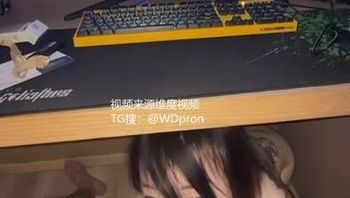 色色女友在電腦桌下吃棒棒叫我如何專心 - 私房ACG - sifacg.com