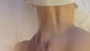 蜜桃臀人妻边被后入边给老公打电话，太骚了 - 私房ACG - sifangacg.com