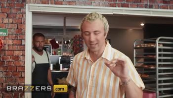 BRAZZERS - 令人惊叹的Kira Noir逃离无聊的男朋友，与Hot服务员热气腾腾的邂逅-kira noir - 私房ACG - sifacg.com