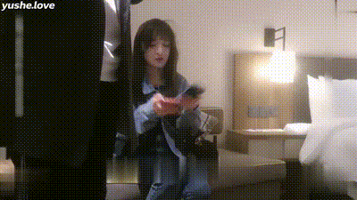 牛仔外套美女抠弄骚逼后跪姿蹲下帮我口交舔硬鸡巴用各种常用体位插入骚逼被抽插到高潮 动图预览 - 私房ACG - sifacg.com