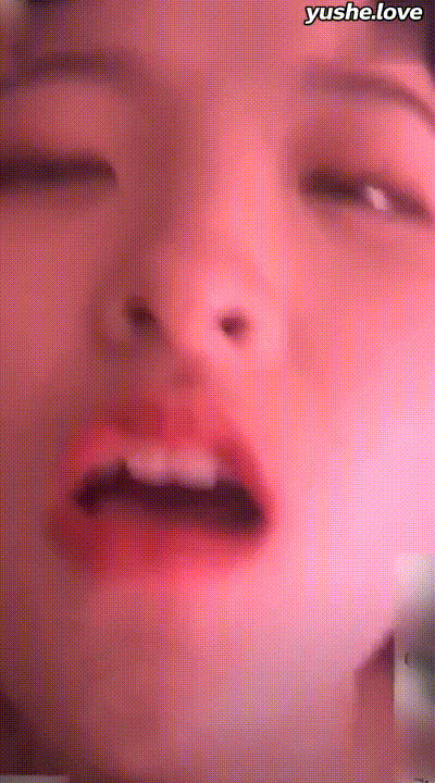 老妈帮心爱的饥渴儿子处理性欲深喉口交吞吐鸡巴后激烈抽插骚逼，老妈在坚持我快射了！ 动图预览 - 私房ACG - sifacg.com