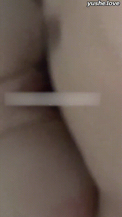 穿着性感黑丝套装去小卖部勾引男老板再被粉丝和绿帽老公带回家用肉棒狂操抽插 动图预览 - 私房ACG - sifacg.com