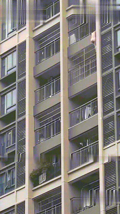 女子洗澡突发火灾 全裸徒手爬栏杆高空逃生 高楼浓烟滚滚 现场惊心动魄生死一线！ 动图预览 - 私房ACG - sifacg.com