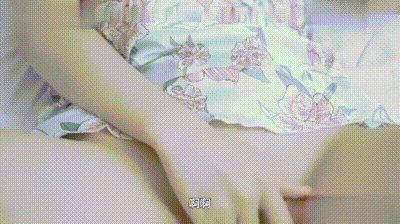 【双飞母女】女儿发现妈妈偷情被操的死去活来，自己在门口自慰，操完他的妈妈去她房间 动图预览 - 私房ACG - sifacg.com