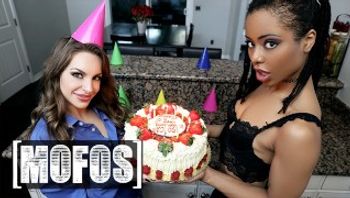 Mofos - 娇小的 Kimmy Granger 在性感的 Kira Noir 的帮助下让她男人的生日格外特别-kira-noir - 私房ACG - sifacg.com