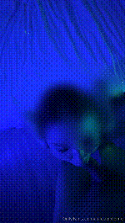 旁邊在多人 我被抓住無套幹 爽的升天(luluappleme） 动图预览 - 私房ACG - sifacg.com