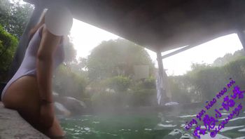 遇水透明泡温泉，在温泉池里做爱-xgxmm95 - 私房ACG - sifangacg.com