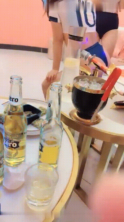 海选小演员，一通花活表演就为了吸精，为了导演高兴干啥都行，三个大奶妹疯狂互撩 动图预览 - 私房ACG - sifacg.com