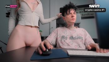 她在桌子上蹭了蹭她的阴户，不让我玩。我不得不射在她的脸上 - pinkloving-pinkloving - 私房ACG - sifacg.com