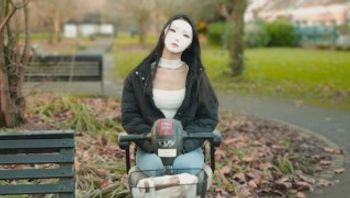 在公园里遇见一位美丽的残疾女孩，天呐，她竟然是处女-sad miss - 私房ACG - sifacg.com