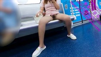 看！我在地铁上脱掉内裤，大方的展示我的裙底。-xgxmm95 - 私房ACG - sifacg.com