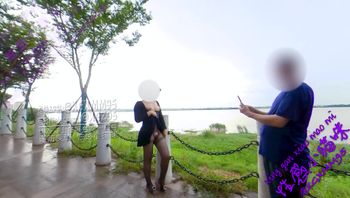 户外勾引，邀请陌生人帮忙拍照，让他凑近拍特写。-xgxmm95 - 私房ACG - sifacg.com