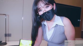 逾界之夜·眼镜会计展现淫荡本性～强烈性欲榨干我的精液！完整版关注onlyfans、fansone有福利哦！-sweetieyico - 私房ACG - sifacg.com