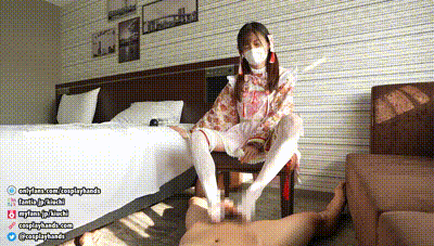 Japanese girls dressed in a Hina dolls costume gives a guy a footjob.-cosplayhands 动图预览 - 私房ACG - sifacg.com
