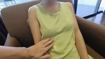 掀开可爱的连衣裙，揉捏并舔舐Maria那美丽的胸部♡ 在冲绳的时尚别墅中悠闲地享受这一刻♡-aoimaria117 - 私房ACG - sifacg.com
