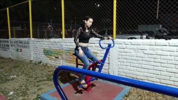 我在公园里看望我的邻居，她正在锻炼——她喜欢看我锻炼-lorenssex - 私房ACG - sifacg.com