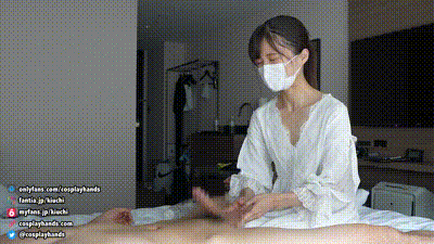 Japanese girls in negligee gives a guy a handjob while facesitting.-cosplayhands 动图预览 - 私房ACG - sifacg.com