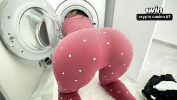 Big mistake on the stepmother's part that she got stuck inside the washing machine!-jenny lux - 私房ACG - sifacg.com
