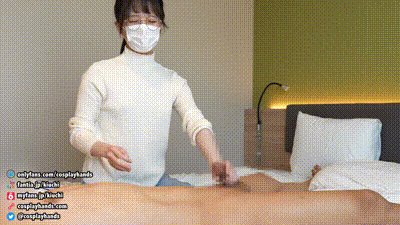 扮演图书管理员的日本女孩在坐脸时给一个男人打手枪。-cosplayhands 动图预览 - 私房ACG - sifacg.com