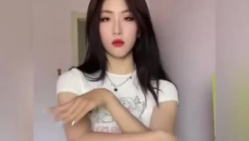 【原来鸡巴打=大真的能找到女神级别女友啊！】男主翻转摄像头的时候我懵了，以为是郎才女貌的一对，没想到单单因为这根粗鸡巴谈上的，这女的也太反差了，一直主动要求后入，还给她颜射了！ - 私房ACG - sifacg.com