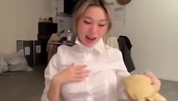 【极品美乳车头灯-精流一地】-逼脸同框，又嫩发育又好真太爽了，上帝视角看小穴拉丝，究极反差女友秒变肉 - 私房ACG - sifacg.com
