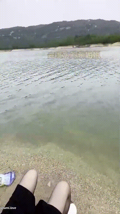 在野外水库边上和亲姐姐露营钓鱼，看着四下无人脱裤子直接激情开操，遭到路人大爷无情驱 - 私房ACG - sifacg.com