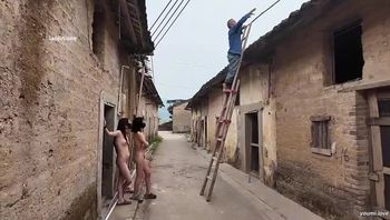 城中村姐妹花故意全裸站在巷子里，主动勾引农民工大爷过来操她们。 - 私房ACG - sifacg.com